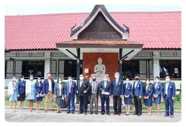 อาจารย์ ดร.กาญจนา สุจีนะพงษ์ รองคณบดีฝ่ายบริหารคณะครุศาสตร์ พร้อมผู้อำนวยการโรงเรียน อาจารย์ ดร.กาญจนา สุจีนะพงษ์ รองคณบดีฝ่ายบริหารคณะครุศาสตร์ พร้อมผู้อำนวยการโรงเรียน